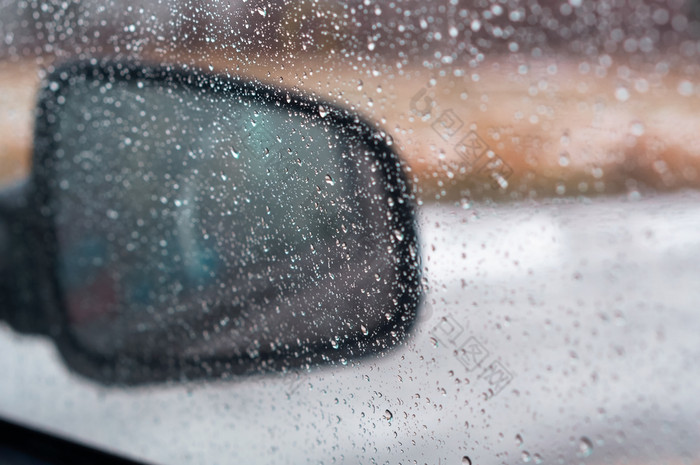 雨滴的一边镜子的车水滴的镜子水滴的镜子雨滴的一边镜子的车