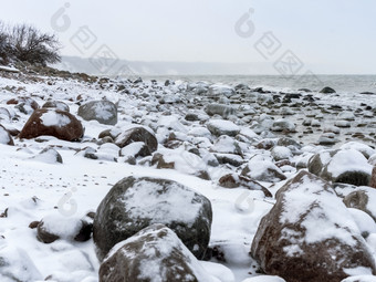 海滨冬天岩石海岸的雪岩石海岸的雪海滨冬天