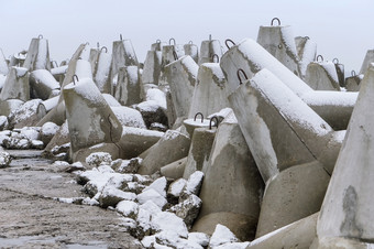 混凝土防波堤冬天混凝土沿海保护雪混凝土沿海保护雪混凝土防波堤冬天