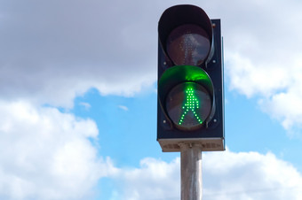 绿色交通光发光的绿色男人。的交通光发光的绿色男人。的交通光绿色交通光
