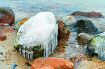 冰柱的岩石海石头的冰冰冷的巨大的博尔德海石头的冰冰冷的巨大的博尔德冰柱的岩石