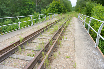 老杂草丛生的铁路跟踪被遗弃的铁路被遗弃的铁路老杂草丛生的铁路跟踪