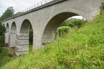的老拱形桥最高铁路桥在的河的村托卡列夫卡的村马库尼克霍恩瓦尔德克涅斯捷罗夫斯基区加里宁格勒地区俄罗斯东部欧洲7月高铁路桥在的河老拱桥