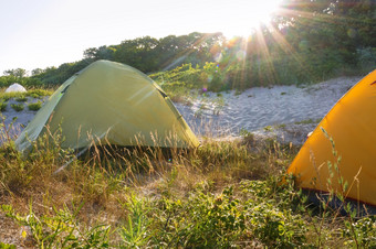 旅游帐篷的海滩日出野营日出野营旅游帐篷的海滩
