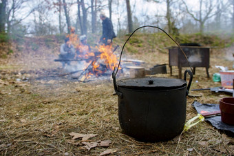 烹饪茶在火烹饪徒步旅行烹饪徒步旅行烹饪茶在火