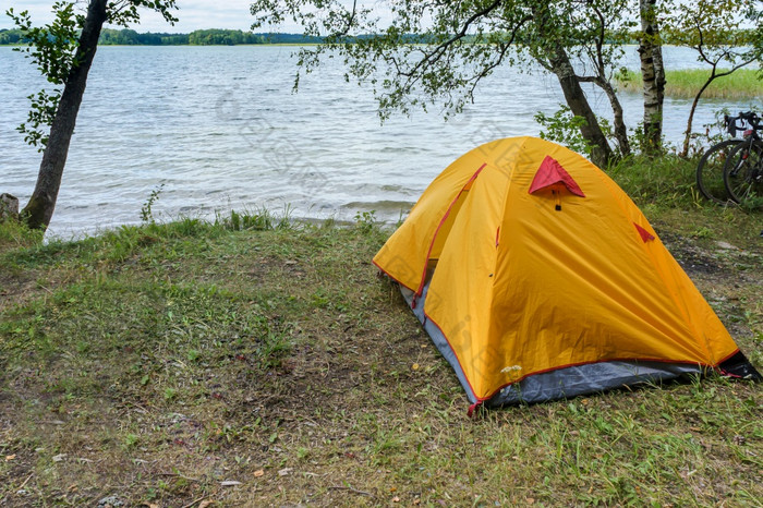 黄色的帐篷的海岸的湖旅游帐篷的海岸的池塘旅游帐篷的海岸的池塘黄色的帐篷的海岸的湖vishtynets湖