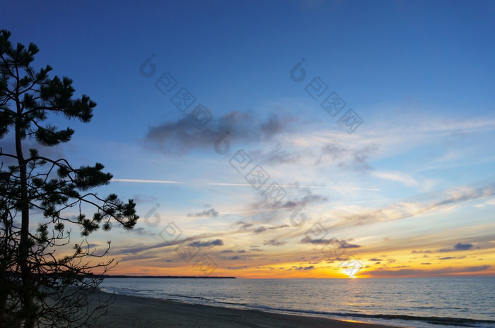 明亮的天空和海波黎明日落在的海日落在的海明亮的天空和海波黎明