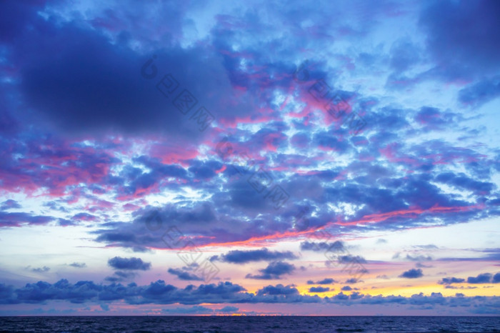 日落的海多云的天空紫色的和黄色的云日落紫色的和黄色的云日落日落的海多云的天空