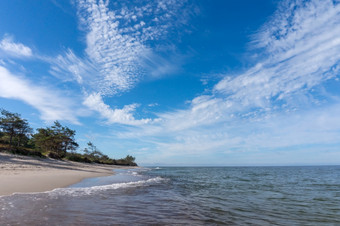 海景和波美丽的蓝色的天空在的海美丽的蓝色的天空在的海海景和波