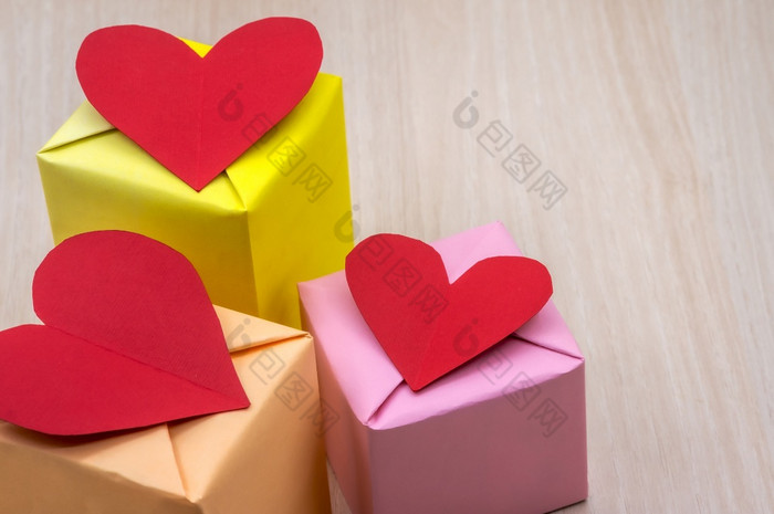 情人节一天红色的心荣誉2月礼物粉红色的橙色和黄色的礼物包装与心情人节一天礼物粉红色的橙色和黄色的礼物包装与心红色的心荣誉2月