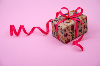 情人节一天附件礼物包装与粉红色的丝带情人节一天装饰2月粉红色的背景情人节一天装饰2月礼物包装与粉红色的丝带情人节一天附件