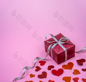 情人节一天附件礼物包装与灰色的丝带情人节一天装饰2月粉红色的背景情人节一天装饰2月礼物包装与银丝带情人节一天附件