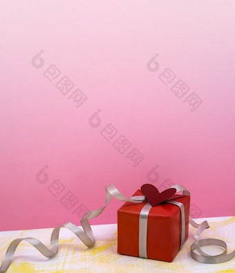 玫瑰背景生日礼物礼物红色的包装与银灰色的丝带情人节一天附件情人节一天装饰2月给礼物礼物红色的包装与银灰色的丝带情人节一天附件粉红色的背景生日礼物情人节一天装饰2月给礼物