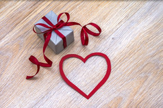 给礼物灰色的礼物盒子与红色的丝带情人节一天2月生日礼物情人节一天装饰灰色的礼物盒子与红色的丝带情人节一天2月生日礼物给礼物情人节一天装饰