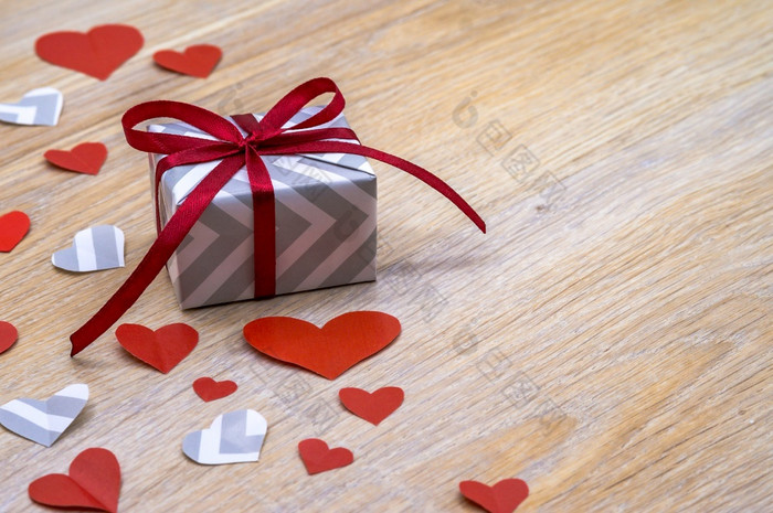 给礼物灰色的礼物盒子与红色的丝带生日礼物情人节一天2月情人节一天装饰灰色的礼物盒子与红色的丝带情人节一天2月生日礼物给礼物情人节一天装饰