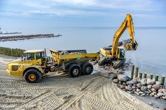 波罗的海海加里宁格勒地区俄罗斯3月建设防波堤的海建设设备和机械的海滨建设防波堤的海建设设备和机械的海滨