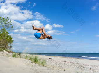 加里宁格勒地区波罗的海海俄罗斯6月年轻的运动员的海滩体操类海充电的海滩充电的海滩年轻的运动员的海滩体操类海