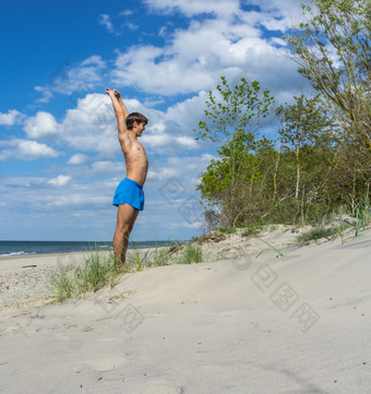 加里宁格勒地区波罗的海海俄罗斯6月年轻的运动员的海滩体操类海充电的海滩充电的海滩年轻的运动员的海滩体操类海