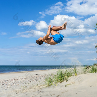 加里宁格勒地区波罗的海海俄罗斯6月年轻的运动员的海滩体操类海充电的海滩充电的海滩年轻的运动员的海滩体操类海