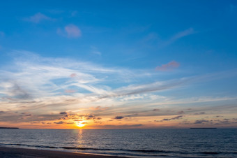 反射阳光的海波红色的和黄色的天空的射线的日落日落在的海日落在的海反射阳光的海波红色的和黄色的天空的射线的日落