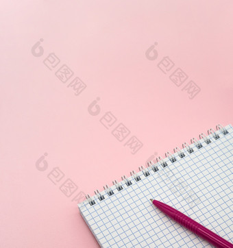 空白网纹表纸记事本和笔粉红色的粉红色的笔记事本春天螺旋螺旋检查表垂直记事本和笔粉红色的粉红色的笔空白网纹表纸记事本春天螺旋螺旋检查表