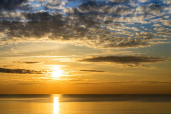 反射阳光的海波日落在的海的天空的日落射线日落在的海反射阳光的海波的天空的日落射线