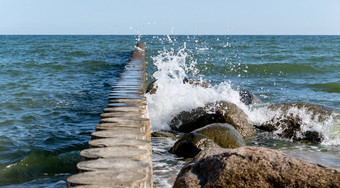 波和风暴海波崩溃<strong>防波堤</strong>海波溅波罗的海海波崩溃<strong>防波堤</strong>海波溅波和风暴海波罗的海海