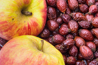 干玫瑰果浆果和苹果玫瑰果和条纹苹果玫瑰果和条纹苹果干玫瑰果浆果和苹果