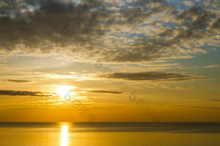 的天空的日落射线日落在的海反射阳光的海波日落在的海反射阳光的海波的天空的日落射线