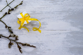柳树分支机构和礼物灰色的背景礼物礼物盒子与黄色的丝带柳树分支机构和礼物礼物盒子与黄色的丝带灰色的背景礼物