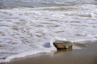 岩石海岸的波崩溃的岩石海海岸波和风暴海的波崩溃的岩石海海岸波和风暴海岩石海岸