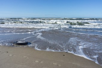 波罗的海海海岸小波的海船只的海地平线车轮胎的海滨车轮胎的海滨小波的海船只的海地平线波罗的海海海岸