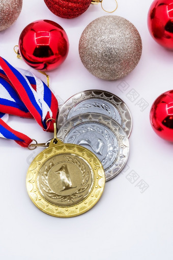 冬天比赛新一年rsquo假期体育运动金牌和红色的圣诞节球体育奖和圣诞节玩具体育奖和圣诞节玩具金牌和红色的圣诞节球冬天比赛新一年rsquo假期