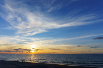 的天空的日落射线日落在的海反射阳光的海波俄罗斯波罗的海海日落在的海反射阳光的海波的天空的日落射线