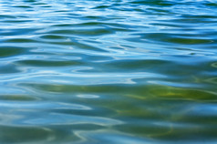 翡翠绿色水表面的背景水海水的背景水海水翡翠绿色水表面