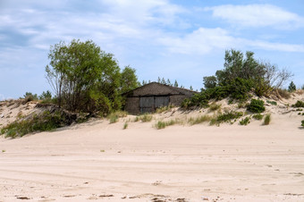 被遗弃的房子的沙子房子的海滩木房子的沙丘房子的海滩被遗弃的房子的沙子木房子的沙丘
