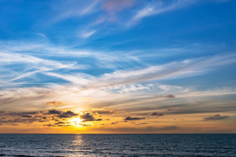 反射阳光的海波红色的和黄色的天空的射线的日落日落在的海日落在的海反射阳光的海波红色的和黄色的天空的射线的日落