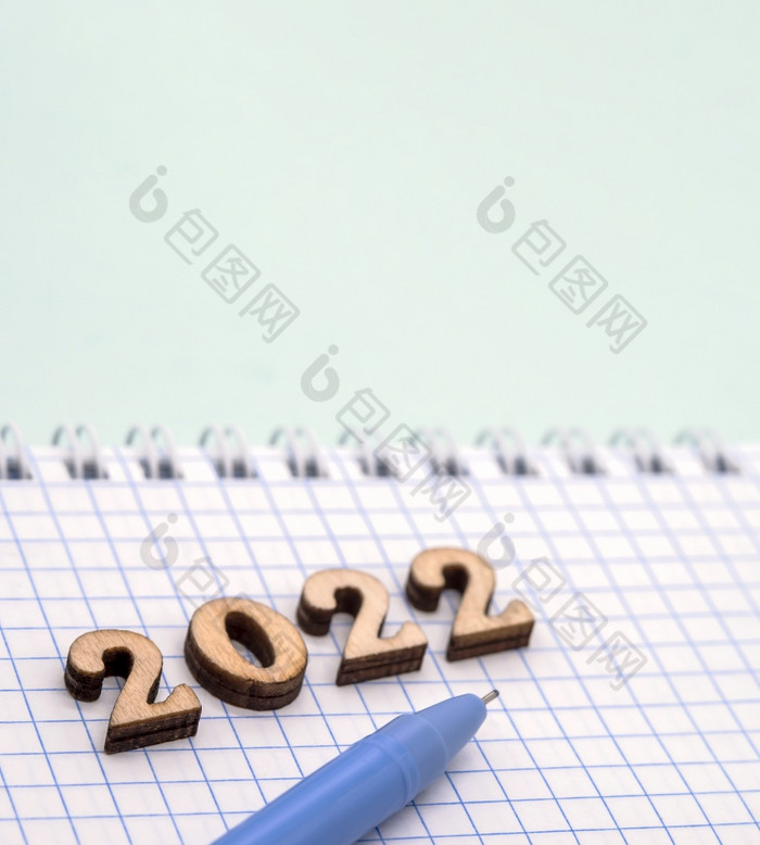 笔记本和笔的蓝色的木数字日期空白表纸和蓝色的笔笔记本和笔的表格木数字日期空白表纸和圆珠笔笔