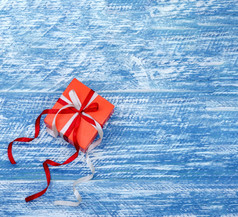 礼物木背景假期包与丝带蓝色的背景假期包与丝带蓝色的背景礼物木背景