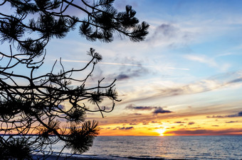 反射阳光的海波日落在的海的天空的日落射线波罗的海海日落在的海反射阳光的海波的天空的日落射线波罗的海海