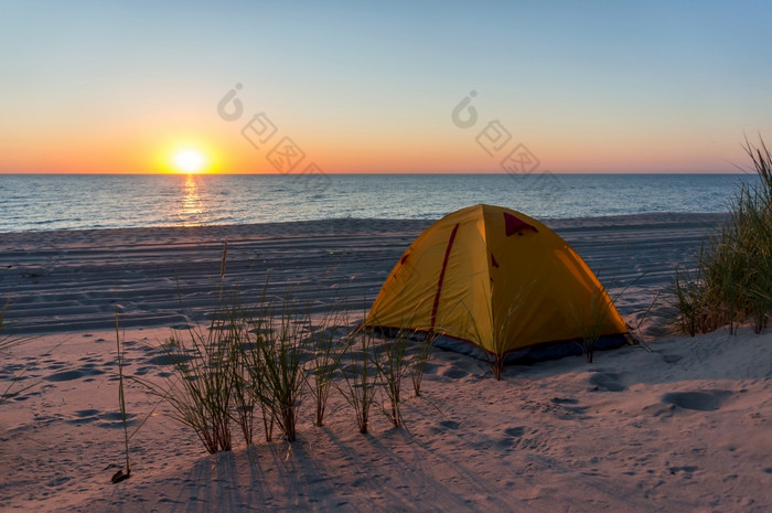 帐篷的海滩波罗的海海岸黄色的帐篷的海沙子黄色的帐篷的海沙子帐篷的海滩波罗的海海岸
