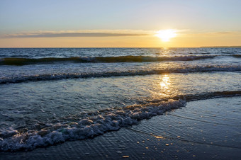 反射阳光的海波的天空的日落射线波罗的海海日落在的海日落在的海反射阳光的海波的天空的日落射线波罗的海海