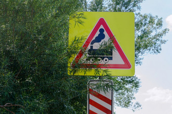 警告标志之前的铁路穿越的路标志的铁路穿越注意司机的路标志的铁路穿越注意司机警告标志之前的铁路穿越