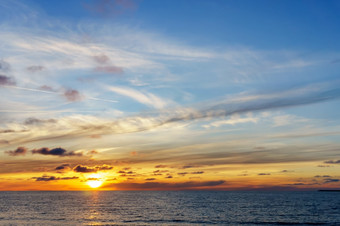 的天空的日落射线波罗的海海日落在的海反射阳光的海波日落在的海反射阳光的海波的天空的日落射线波罗的海海