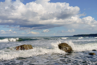 岩石的海滨波的波罗的海海的桑迪海岸的海岩石的海滨的桑迪海岸的海波的波罗的海海
