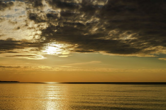 反射阳光的海波的天空的日落射线波罗的海海日落在的海日落在的海反射阳光的海波的天空的日落射线波罗的海海