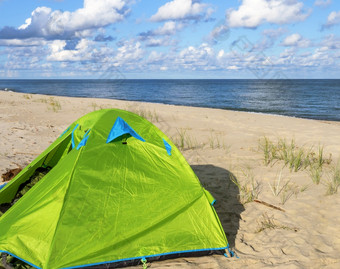 徒步旅行帐篷的海滩波罗的海海岸安静的海绿色帐篷的海沙子绿色帐篷的海沙子徒步旅行帐篷的海滩波罗的海海岸安静的海