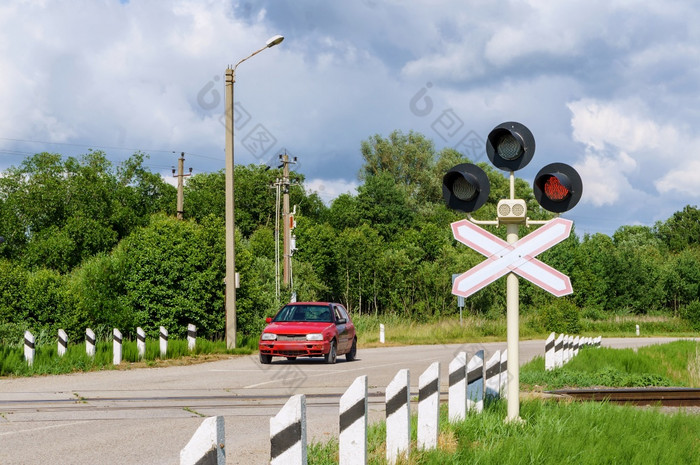 车前面铁路穿越红色的交通光的铁路穿越红色的交通光的铁路穿越车前面铁路穿越