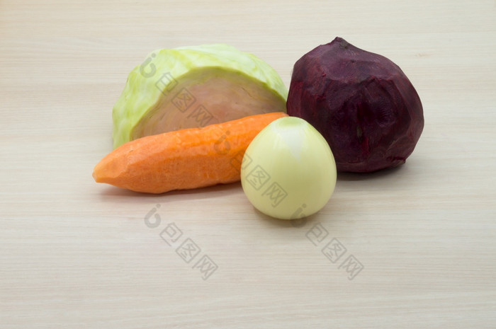 新鲜的甜菜与卷心菜和胡萝卜为汤蔬菜为烹饪俄罗斯罗宋汤蔬菜为烹饪俄罗斯罗宋汤新鲜的甜菜与卷心菜和胡萝卜为汤
