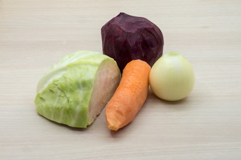 新鲜的甜菜与卷心菜和胡萝卜为汤蔬菜为烹饪俄罗斯罗宋汤蔬菜为烹饪俄罗斯罗宋汤新鲜的甜菜与卷心菜和洋葱为汤